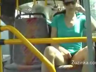 Zuzinka accenten haarzelf op een bus