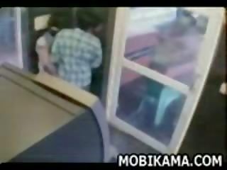 Seks in geldautomaat cabine