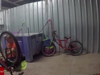 Engrasando la bicicleta y el co&ntilde;o de la gorda grabado con c&aacute;mara oculta GUI030