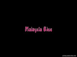 Exotisch maleisië blauw kleedt en posities naar de zitbank