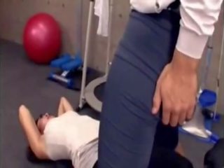 Японки треньор получава ерекция при на гимнастически салон