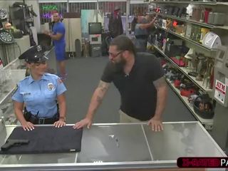 Seksowne policja kobieta chce do pionek jej weapon i kończy się w górę pieprzony przez shawn