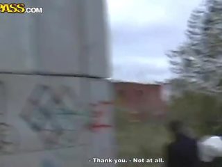 Хубав apprentice млад жена дава а удар на whistle в публичен в домашно водещи валове лента