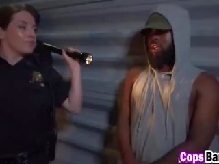 Arrested чорна хлопець отримує трахкав по два жінка офіцери