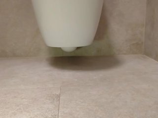Seksi kaki di itu toilet