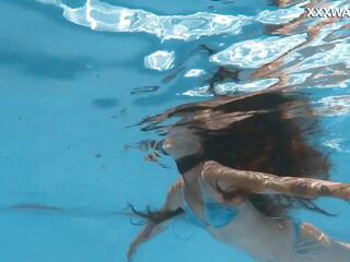 Vengrija išdykęs mergaitė lana lelani swims nuogas už jūs