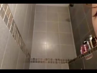 Szexi barna zuhany haj tisztítás és sztriptíz hosszú