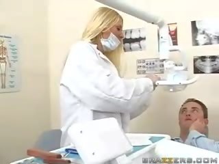 Úchvatné násťročné prsnaté blondýna zubár relácie ju prsia na a pacient