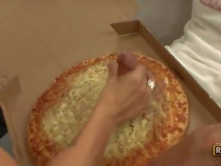 Crista syö a valtava turpea pizzaa