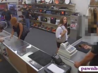 Big gyzyň bampery başlangyç nailed at the pawnshop to earn extra pul