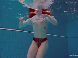 Onderwater zwemmen kindje alice bulbul