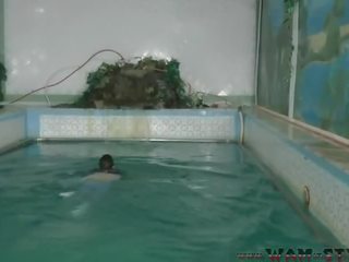 Visiškai apsirengęs mergaitė plaukti į baseinas