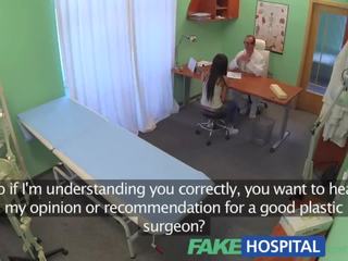 Fakehospital doktorn sexuellt uppsättningar patients fears till vila att henne tuttarna
