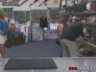 A сексуальна білявка прийшов strolling в в магазин