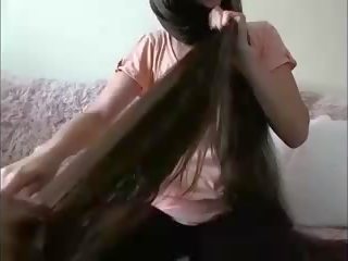 Sexy dlouho vlasy bruneta hairplay vlasy štětec mokrý vlasy