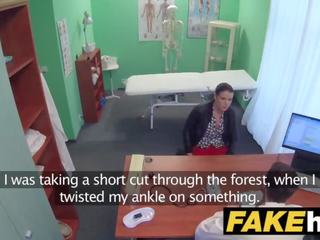 Fejka sjukhus doktorn prescribes klibbig ansikts- till hjälpa läka sexig brunett