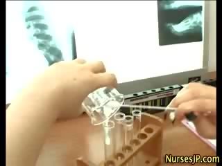Nakal oriental perawat mendapat seksi air mani tembakan