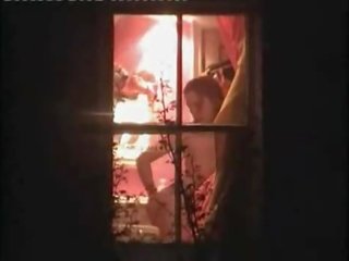 Aranyos tini elcsípett meztelen -ban neki szoba által egy ablak pisil