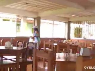 Claudia castro sebuah pembantu di sebuah restoran mendapat kacau keras oleh satu dari itu customers