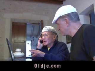V dôchodku oldmen súložiť a zdieľať dva tínedžeri