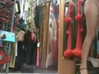 צרפתי אישה ב סקס חנות מנסה ב תלבושות ו - מזיין