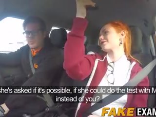 Ung rödhårig slampa fittor undersöktes vid henne körning testet