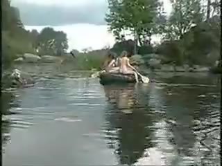 Trys karštas merginos nuogas merginos į as džiunglės apie valtis už varpa medžioti