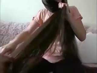 Gợi cảm lâu tóc cậu bé tóc nâu hairplay lông chải mưa lông