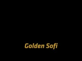 Sofi goldfinger merr pshurr dhe një egërsisht qij