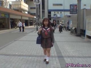 Mikan menakjubkan warga asia gadis sekolah menikmati awam berkelip
