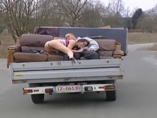 Elli baise sur une un camion