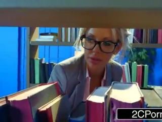 Plictisit pieptoasa bibliotecar courtney taylor hankering pentru o greu pula pentru suge